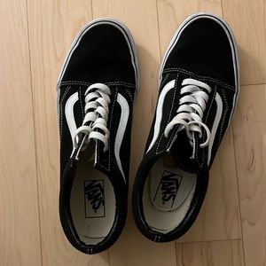 Men’s vans stylish clean and very new like barely used and outgrown.